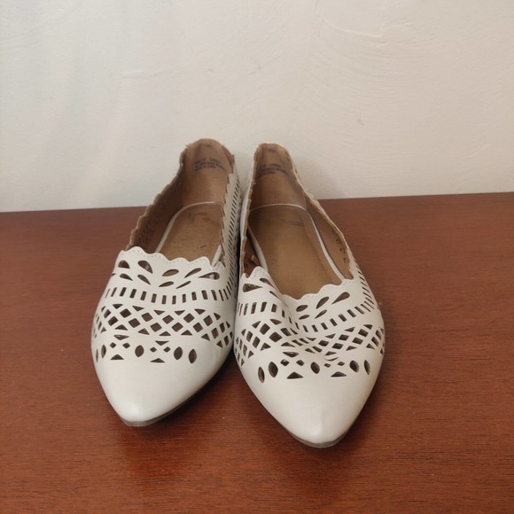 Report Women's Shoes Flats Laser Cut Design White Leather Size 7 Pointed Toe. - Picture 2 of 7